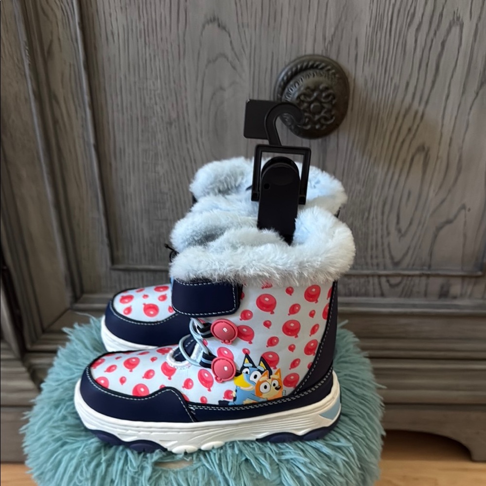 Bluey Kids' Winter Boots with Red and Blue Design - Picture 4 of 4